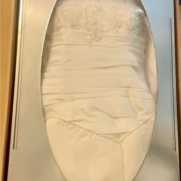 Elegant Strapless Wedding Gown - Picture 6 of 7